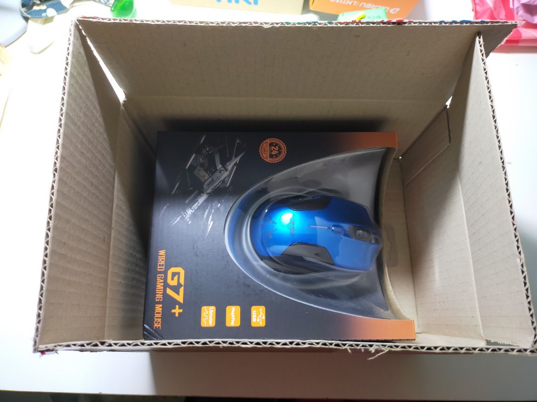 Tikinow đóng gói tiêu chuẩn, không có chống sock nhưng cũng ok vì sản phẩm có hộp riêng nữa. Sản phẩm chính hãng, có tem mác đủ. Dòng Newman này thì mình từng dùng qua rồi, nay thấy chuột cũng được nâng cấp lên phần dây có bọc 3 lớp, đầu dây có cục chống nhiễu còn chuột thì xài vẫn thấy như cũ, khá tốt khi chơi game, mượt, ổn định nếu không đòi hỏi quá cao. Giá thành thì quá hợp lí. 
Điểm trừ duy nhất ở con này là bạn nào bị ra mồ hôi tay nhiều thì sẽ cảm thấy khá dơ. Do bề mặt chuột là bóng chứ không phải nhám nên sẽ để lại vết dơ của tay khi sử dụng nhiều.