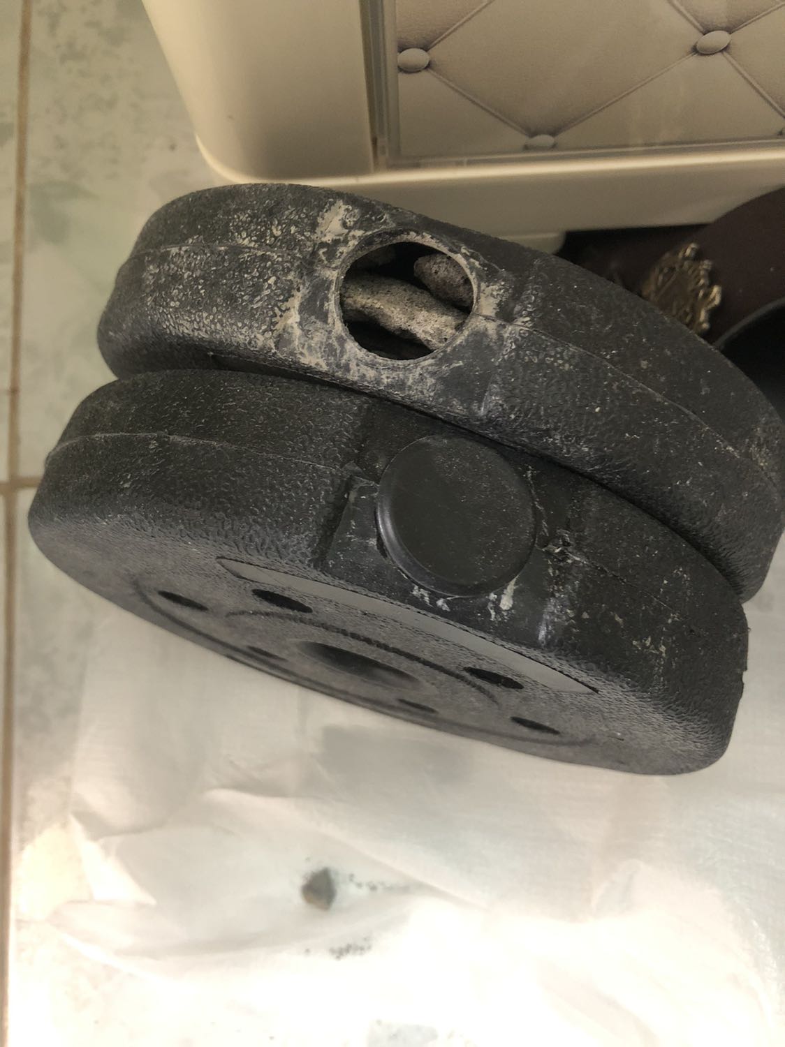 Trên hình thì rất sang nhưng mua về thì hơi bần nhé!
Chất lượng miếng tạ ko được tốt, có miếng bung nắp rớt đá ra ngoài (ko phải tạ đặc), tập mà để mạnh tay có thể vỡ.
Vì hàng rất nặng nên ko đổi trả mắc công.
Nhà sản xuất/nhà bán nên cải tiến chất lượng nhé! Với giá bán bộ 30kg lên đến 990k (khuyến mãi còn 567k) thì chưa xứng đáng với chất lượng.