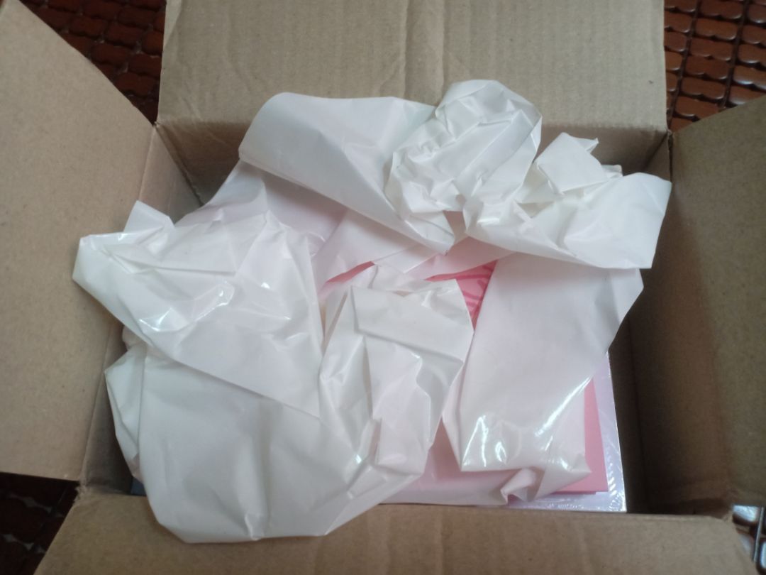 Tiki gói hàng không được kỹ cho lắm, nên có một lớp bọc chống sốc hoặc có thêm nhiều bọc vụn giấy vụn lót xung quanh, nếu chỉ bỏ sách vào hộp cartoon như vầy thì vận chuyển xa hộp sẽ dễ bị móp và hỏng sách mất.
Tiki giao hàng cực kỳ nhanh luôn, vừa đặt sách hôm chiều thứ 6 thì sáng thứ 7 đã cầm được sách trên tay rồi.
Mình chưa đọc sách nên chưa biết nội dung thế nào nhưng bìa sách cực kỳ xinh xắn luôn, sách này còn được bọc bởi một lớp seal nữa nên không bị trầy xước gì cả. 
Nói chung thì cảm nhận là vẫn tuyệt vời nhaaa