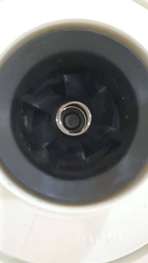 Máy xay thịt mà cấu tạo thì dễ dắt đồ ăn vào. Xay tiêu còn dính đầy vào trong lõi máy, xay thịt thì thôi khỏi nói, ngồi lấy tăm mà cạy luôn. HDSD bảo không cho rửa nước phần lõi, giờ xay thịt sống mà không rửa thì lấy gì sạch. Tích ở đó ăn vô sau k bệnh cũng ngộ độc thực phẩm. Ngồi lấy tăm cạy hay lấy khăn lau cả tiếng chưa chắc hết vụn thịt trong lõi nữa là.

Báo tiki trả hàng hoàn tiền thì Tiki không chịu, bảo hàng qua sử dụng không hỗ trợ đổi. Không xài mà biết nó bị thế thì còn lâu mới mua, mua về mới biết chứ k ai biết nó bị như này từ đầu. 

Đã thế Tiki còn xúi dại khách hàng tháo ra rửa nước. Nó kẹt ở trong phần lõi máy để cắm dao xay, coi như dính liền với thân máy và hệ thống điện tử bên trong. Tới hãng còn không cho tiếp xúc với nước mà bây giờ Tiki kêu rửa nước? Rồi rửa xong nó vào nước hư luôn, thế là từ chối bảo hành vì lí do vào nước à? 

Nói thẳng ra cái máy này tệ ở cái cấu tạo lõi gắn lưỡi dao xay, không thể nào cứu vãn cũng như thay đổi được. Mn không nên mua về, thà bỏ thêm tiền mua cái khác còn hơn. Gặp tiki đã không xử lý còn xúi bậy rửa cho vô nước.