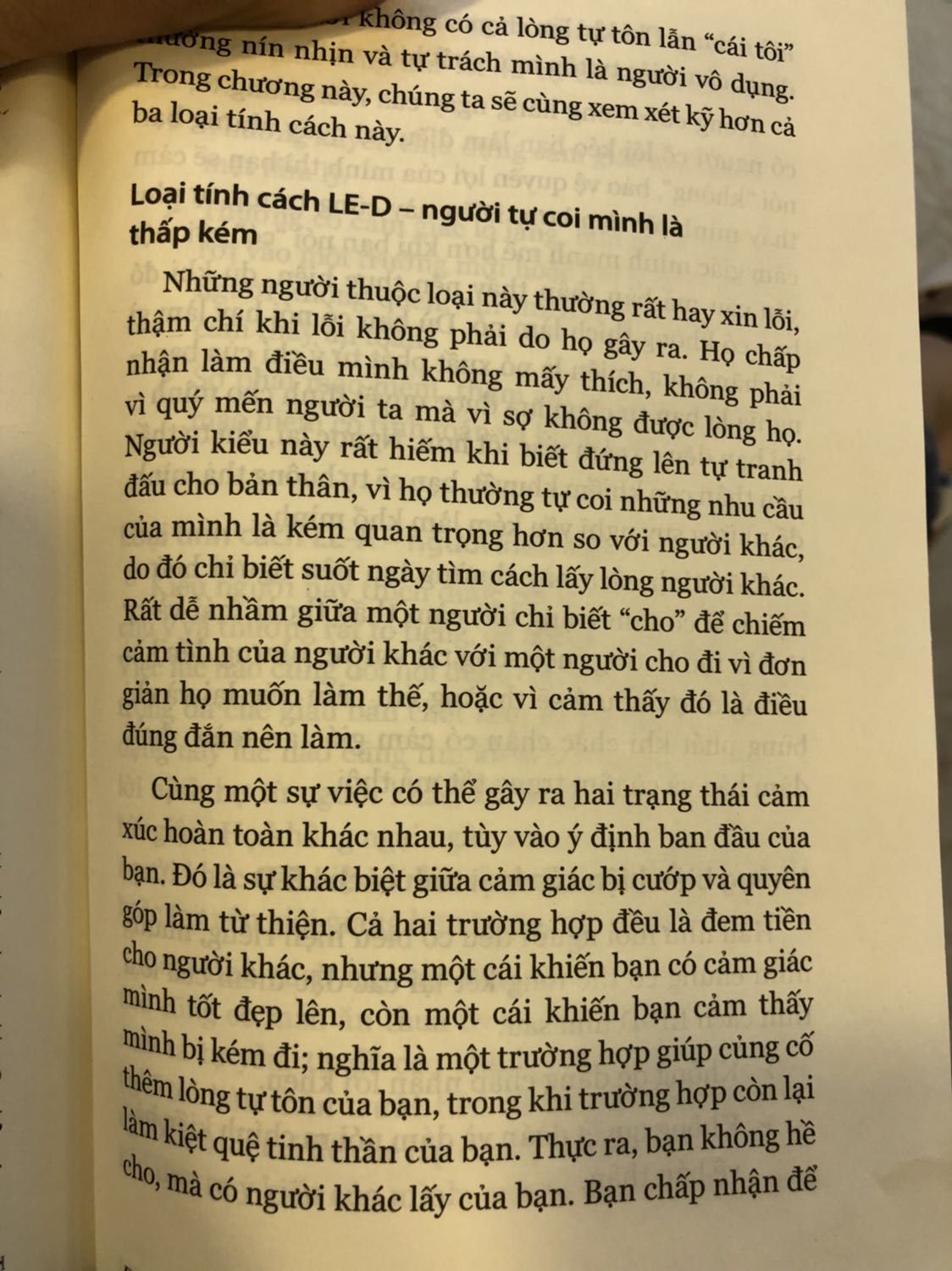 1 cuốn sách quá thông minh?? mỗi tội mình chưa đủ tầm để áp dụng tất cả các chiến thuật trong này. Sách tập trung phân tích bản chất tính cách của con người, cách hành xử đặc trưng của các kiểu người khác nhau từ đó giúp mình hiểu thêm về tâm lý con người trong xã hội. Có thể với nhiều bạn chưa va chạm nhiều với các loại tính cách đặc biệt nó có vẻ khó hiểu và nhàm chán nhưng mình thấy những phân tích lập luận của tác giả rất sắc bén và chuẩn xác. Hiểu thêm về lòng tự trọng, tự tôn và tự tin của mỗi con người. Những người hay dễ nổi nóng cáu gắt với người khác thì chính bản thân họ cũng không hề thoải mái hay hài lòng gì về bản thân mình. Khi bạn hiểu cho chính mình thì mới có thể hiểu cho người khác. Cuốn sách còn cho mình những lý giải rất chi tiết về những hành xử phức tạp của con người thông qua các nghiên cứu về tội phạm qua nhiều năm. Ví dụ như 100% những kẻ sát nhân hàng loạt đều có quá khứ từng bị lạm dụng, bạo hành hoặc cưỡng bức v.v...Còn nhiều những phân tích đáng quý và cao siêu đến nỗi vừa đọc xong phải tự Ồ lên tại sao tại sao giờ mình mới biết!!!!tâm lý con người quả thực là 1 thứ vô cùng thú vị ko phải chỉ nhìn thế mà là như thế. Người tự cao chưa chắc đã có lòng tự trọng cao mà ngược lại họ lại ra vẻ kiêu ngạo, khó chịu vs người khác để che giấu sự thiếu tự tin vào bản thân bên trong mình. 1 cuốn sách tuyệt vời cho những bạn muốn hiểu thêm về tâm lý con người!!! Để thông cảm và khơi gợi những tư duy đúng đắn cho ngkhac. Rất có ích cho những người làm kinh doanh hay quản lý nhân sự, thậm chí là duy chì cả những mối quan hệ trong gia đình, tình yêu, cuộc sống