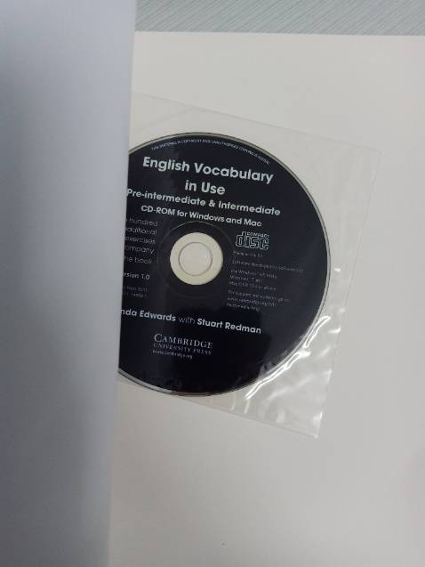 Sách bọc rất cẩn thận, có đĩa CD, giấy in chữ rõ thơm nữa hihi, sách đọc cũng dễ hiểu và hay ạ