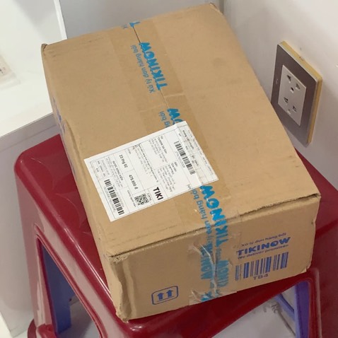 tiki như nhà sách trên sàn điện tử đối với mình vậy, nên từ chất lượng, giá cả đến vận chuyển luôn ưng cực kì luôn. sách được đóng gói kĩ càng, nguyên vẹn khi đến tay, không df móp méo hay quoăn góc gì hết. 
mình canh mãi cuốn novel này, mê cực kì luôn, mà giá trên mấy sàn khác hơi chát, may có tiki cuối cùng mình cũng có dc ẻm🥹🫶🏻🫶🏻