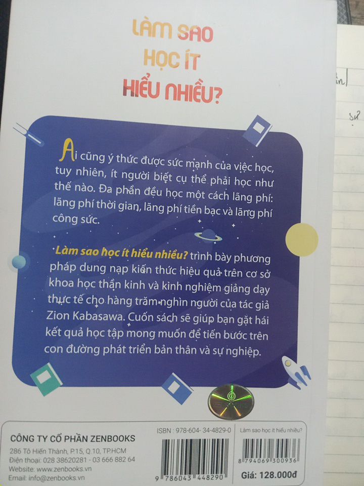 Sau khi bị ấn tượng bởi nội dung của quyển:'Đọc nhiều nhớ được bao nhiêu' cùng tác giả thì mk tìm đc quyển ' Làm sao học ít hiểu nhiều' cũng rất hay. 1 phần mk rất ấn tượng trong cuốn sách này là :để có thể nhớ lâu thì ta nên có đầu ra với phương pháp 'Dạy'. 
-Cấp độ1:dạy 1-1 
-Cấp độ 2: dạy 1 nhóm nhỏ (khoảng 5-7 người)
-Cấp độ 3: dạy 1 nhóm lớn hơn ( khoảng 15 ng)
-Cấp độ 4: dạy qua mạng Internet ( rất nhiều ng học bạn)
----Lợi ích của việc dạy cho người khác là rất nhiều: kiểm tra lại kiến thức, nhớ lâu hơn, cách diễn đạt dễ hiểu hơn, dưới sự áp lực khi dạy người khác bạn có ý thức đc bản thân phải học một cách nghiêm túc hơn. Lời cuối cùng mình xin cảm ơn Tiki vì đã mang lại những dịch vụ rất tốt.