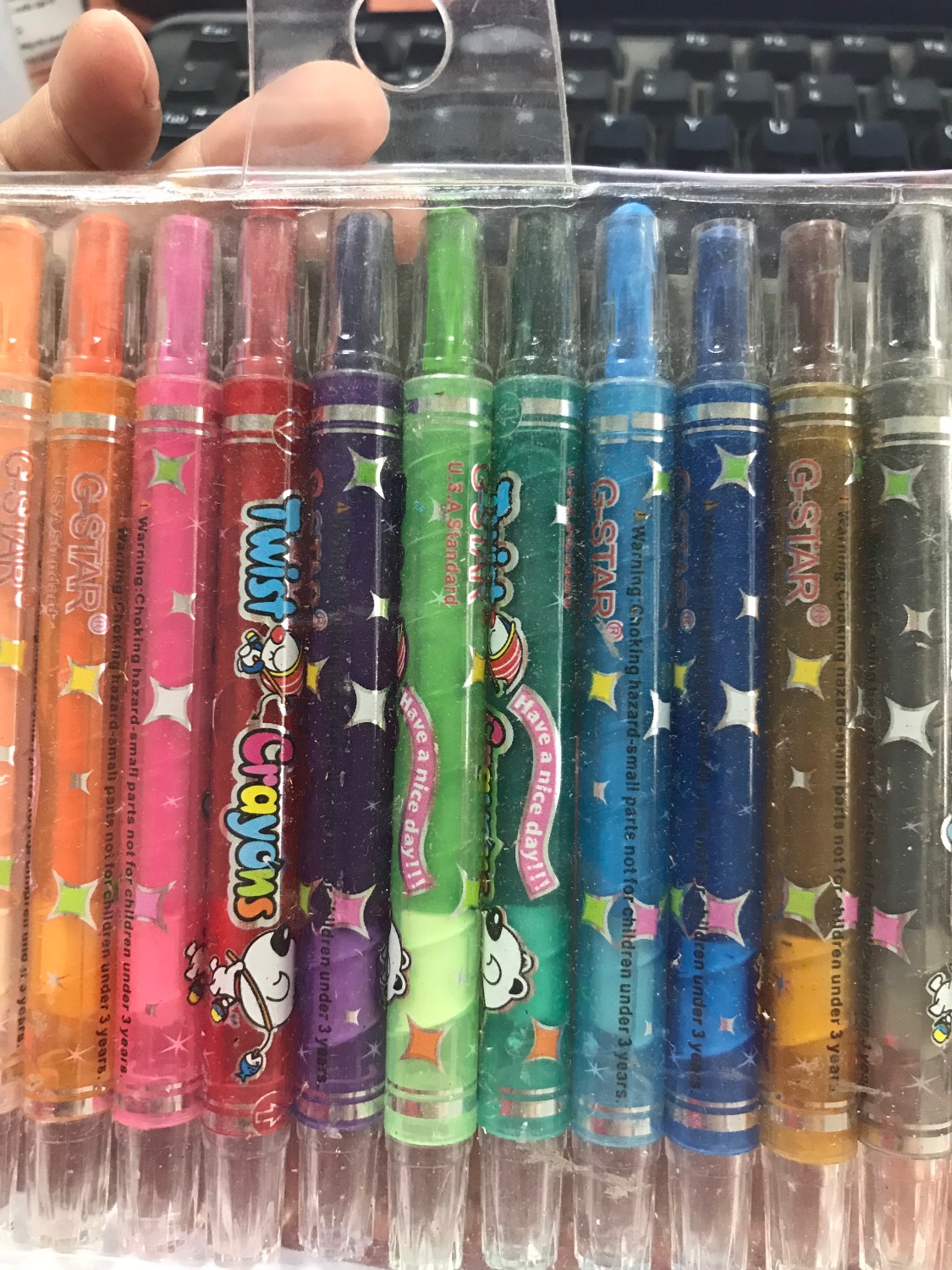 Mua tặng sinh nhật cháu mà bộ bút sáp này nó bẩn không thể tả, bụi bám đã đành lại còn cũ cũ, xỉn xỉn, chỗ nắp dính thì keo lem tùm lum đen xì xì ấy. Nói chung là chán, chả nhẽ lại trả lại chứ. Mua của tiki trading mà thất vọng quá trời luôn