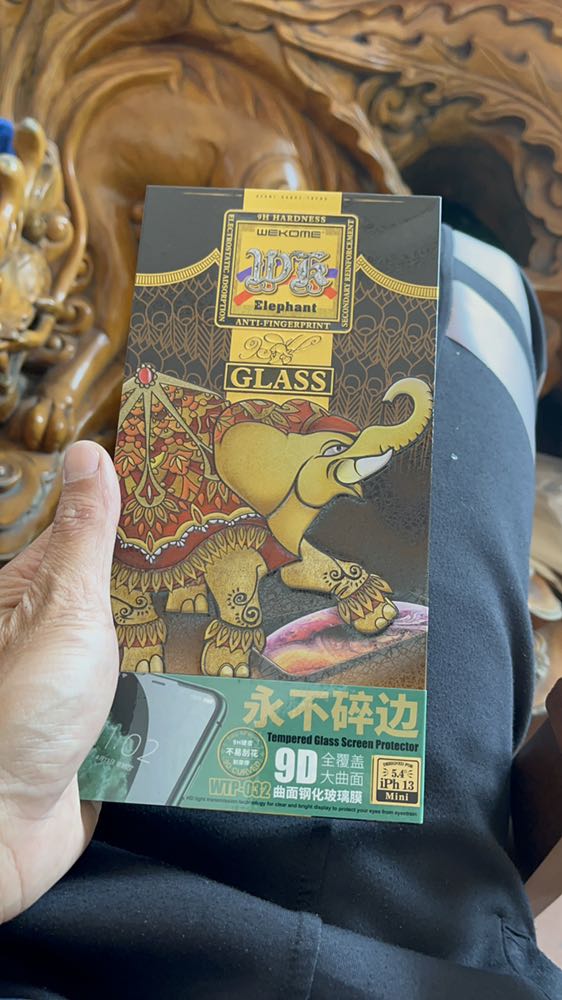 Dán khó phết vì dính tí bụi cũng phải bóc