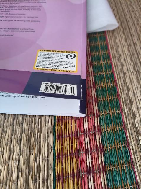 Sản phẩm giao tới vừa mở ra đã thấy bị uốn đầu sách lật ra mặt sau thì rách luôn mới ghê chứ!