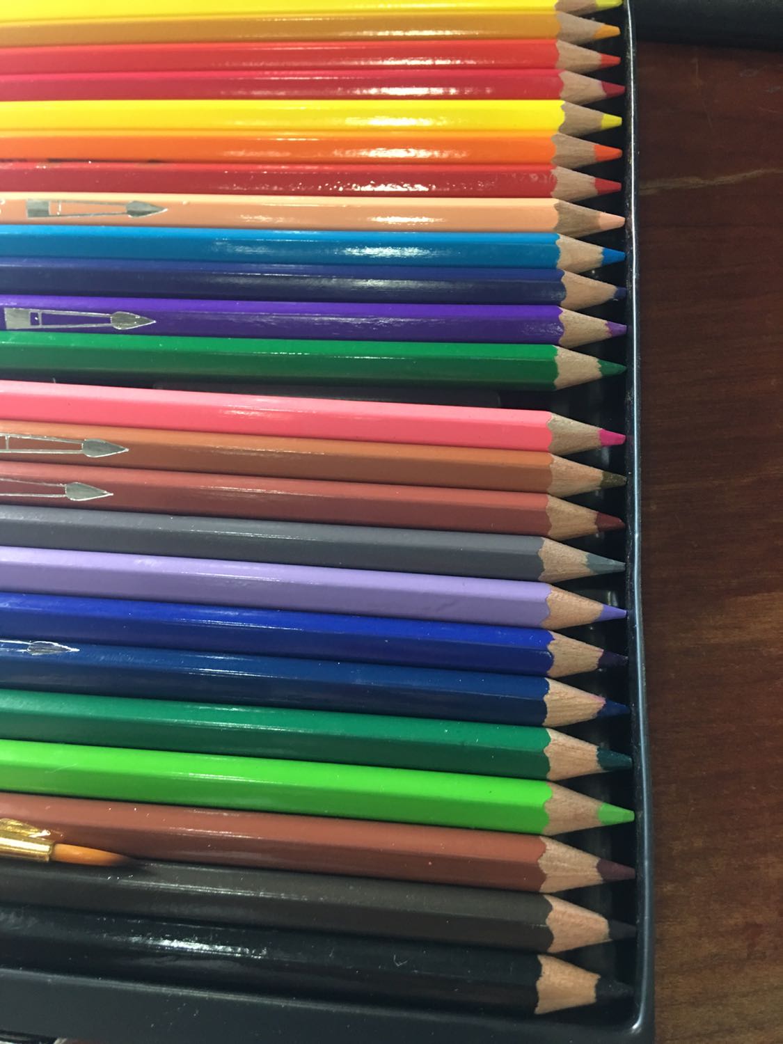 Bên trong là 24 màu và kèm một cọ nhỏ! Lúc nhận hàng bút có hơi lộn xộn nhưng may không bị gì! Mình mua lúc sales 144k