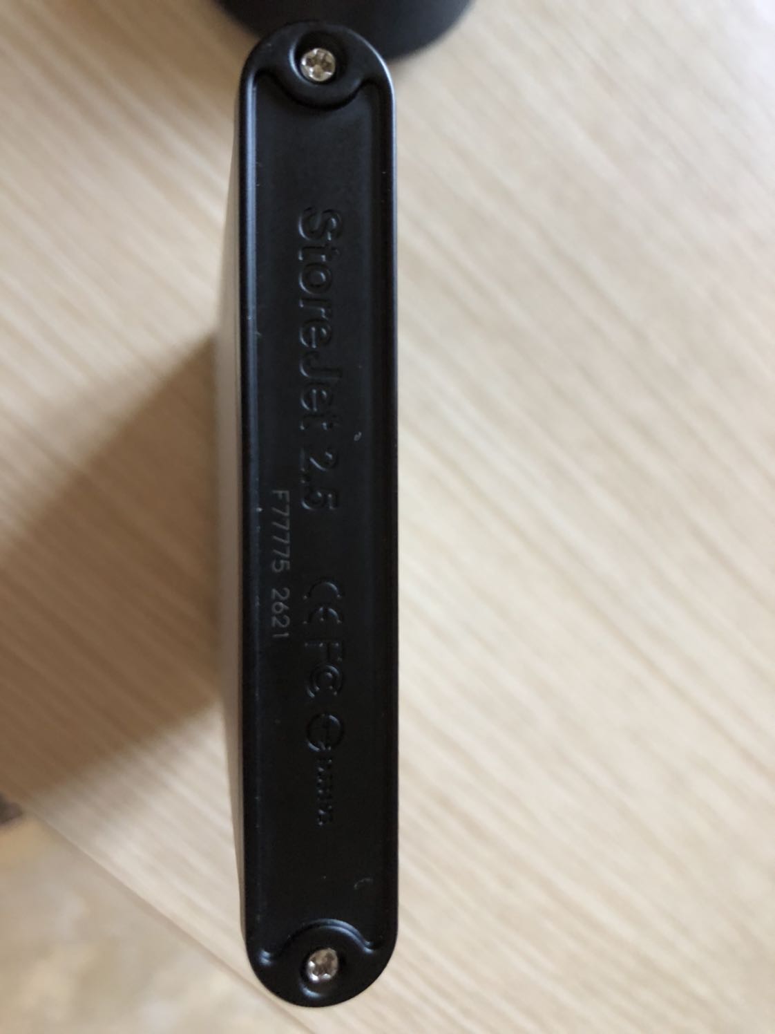 - Sản phẩm bằng kim loại (rất nhẹ), hai đầu bọc nhựa bằng ốc vít. Nếu rơi chắc dễ móp, dễ xước.
- Khi thay ổ cứng sẽ rất bất tiện do Sản phẩm không kèm sẵn tua vít.
- Giao hàng nhanh, hộp nguyên seal. (sản phẩm bị bong ra khỏi khay (chắc do quá trình vận chuyển)
- Trong hộp thấy có vài hạt bụi bám vào sản phẩm.
- Mình mua về để tận dụng ổ cứng hdd latop đã bỏ. Tốc độ copy nhanh, do vỏ kim loại nên nóng lên rất nhanh khi copy nhiều dữ liệu. (mình copy qua cổng usb 3.0, tốc độ copy vào ổ cứng trong khoảng 70-90 MB/s)
- Độ bền phải chờ thời gian mới biết được. - Sản phẩm bằng kim loại (rất nhẹ), hai đầu bọc nhựa bằng ốc vít. Nếu rơi chắc dễ móp, dễ xước.
- Khi thay ổ cứng sẽ rất bất tiện do Sản phẩm không kèm sẵn tua vít.
- Giao hàng nhanh, hộp nguyên seal. (sản phẩm bị bong ra khỏi khay (chắc do quá trình vận chuyển)
- Trong hộp thấy có vài hạt bụi bám vào sản phẩm.
- Mình mua về để tận dụng ổ cứng hdd latop đã bỏ. Tốc độ copy nhanh, do vỏ kim loại nên nóng lên rất nhanh khi copy nhiều dữ liệu. (mình copy qua cổng usb 3.0, tốc độ copy vào ổ cứng trong khoảng 70-90 MB/s)
- Độ bền phải chờ thời gian mới biết được.