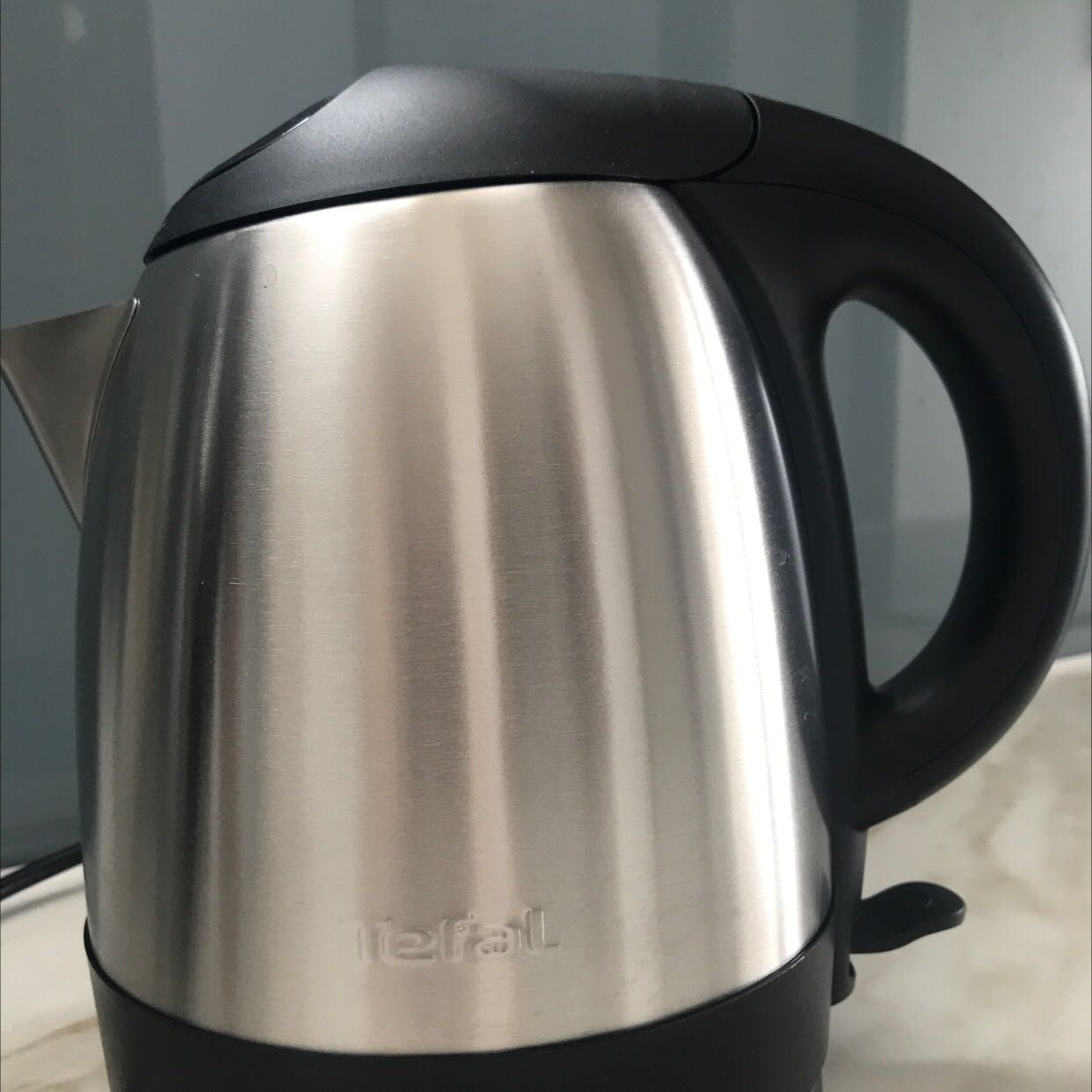 Nhanh sôi, không ồn ào. Thiết kế nhỏ, gọn, thích hợp với gia đình ít người, tay cầm chắc chắn