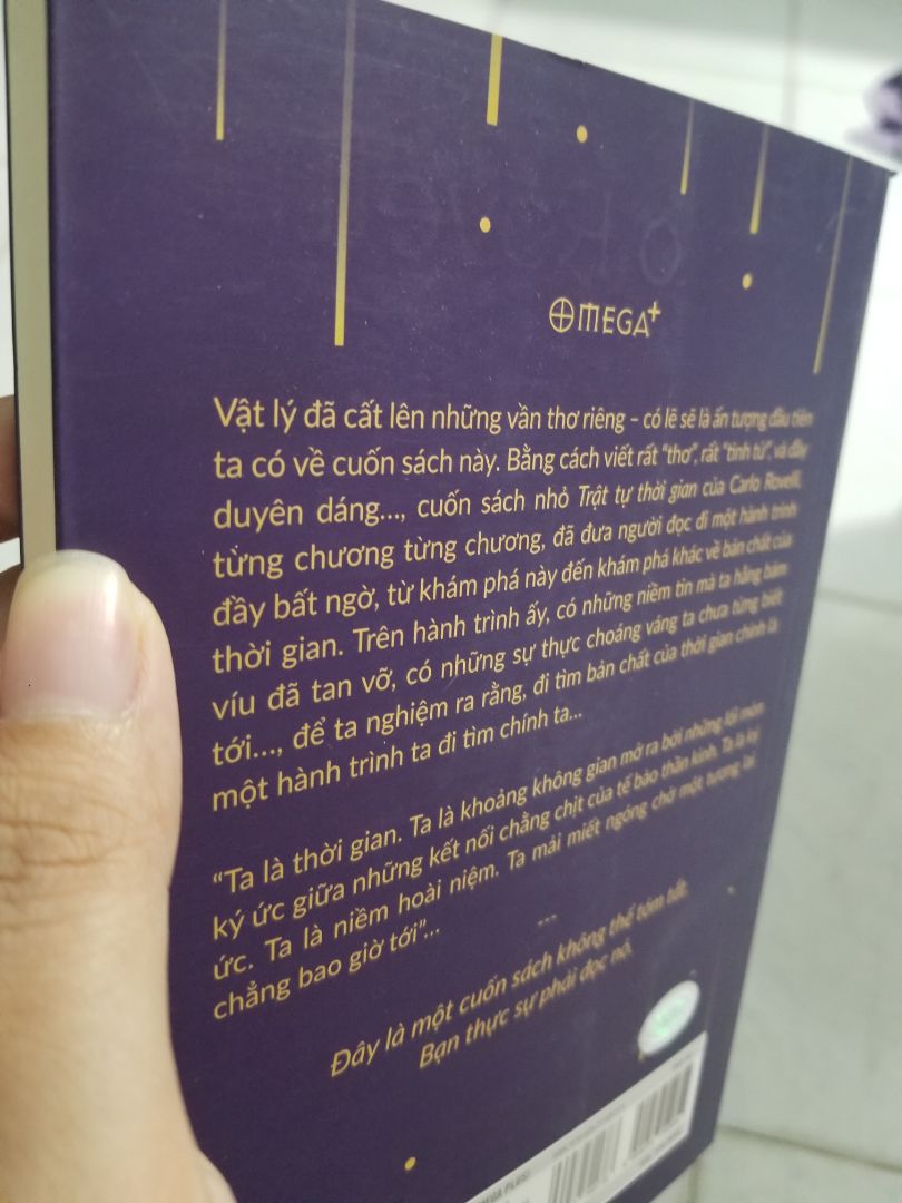 Sách được đóng vào hộp rất lỏng lẻo nhưng vì cách đóng gói của Tiki trước giờ vẫn vậy nên mình có thể thông cảm được. Có điều ngoại quan của sách, nhất là phần bìa trước bị các vết trầy trụa rất nhiều, bìa sau còn có cả vết chữ bị hằn lên, trông rất thiếu thẩm mỹ, bìa sách cũng bị dơ nữa.
Mong tiki xem lại.