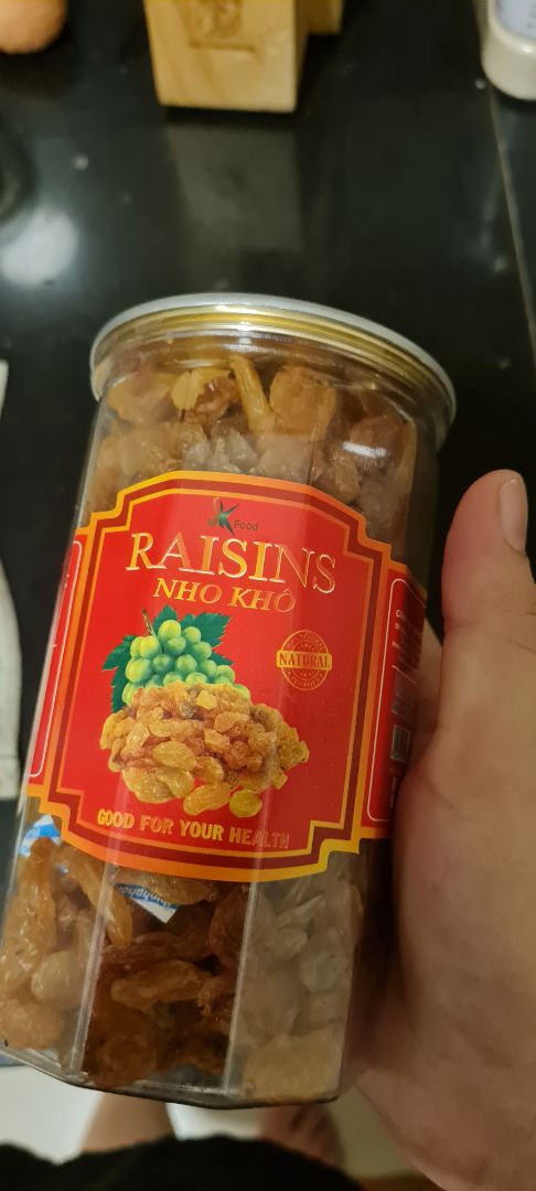 nho có mùi rất kì cục. mới mở nắp ra là mùi nồng nặc khó chịu. ăn thì chua và cũng có mùi lạ. mặc dù hạn sử dụng rất mới và bao bì đóng kín. mình hoàn toàn ko ăn dc.