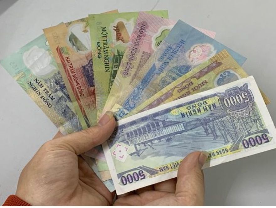 Có tiền là có quyền. Thành công là kèm theo nhiều tiền, không có tiền thì nghỉ.