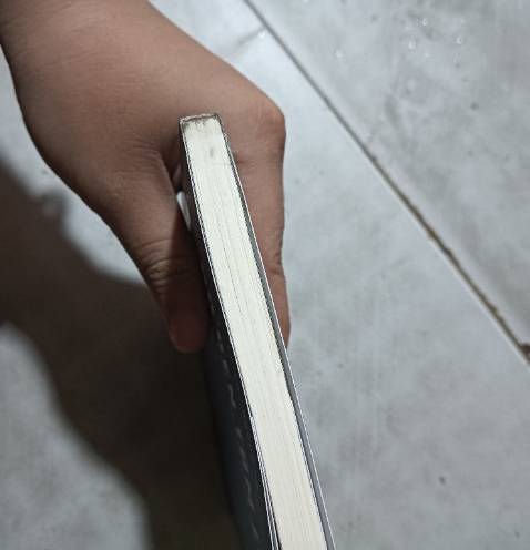 Sách mở ra bìa đẹp nhưng đóng gói bên trong còn hơi bẩn nha nhưng hong sao hết tui sẽ ủng hộ shop tiếp ♥️♥️