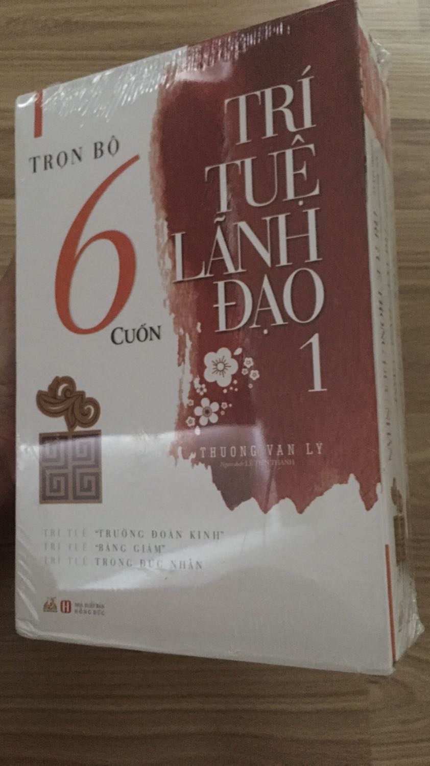 Hộp cứng cáp rất đẹp, nội dung cũng hay, xứng đáng có trong tủ sách.