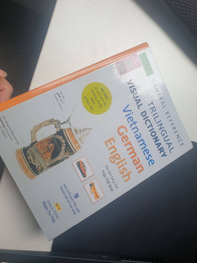 Nội dung xuất sắc, giấy hơi mỏng nhưng màu in đẹp. Bỏ ra tầm hơn 200k mà mua đc quyển này quá ngon vì sách từ vựng tiếng Đức mà có dịch nghĩa tiếng Việt rõ đẹp như này khá là hiếm.