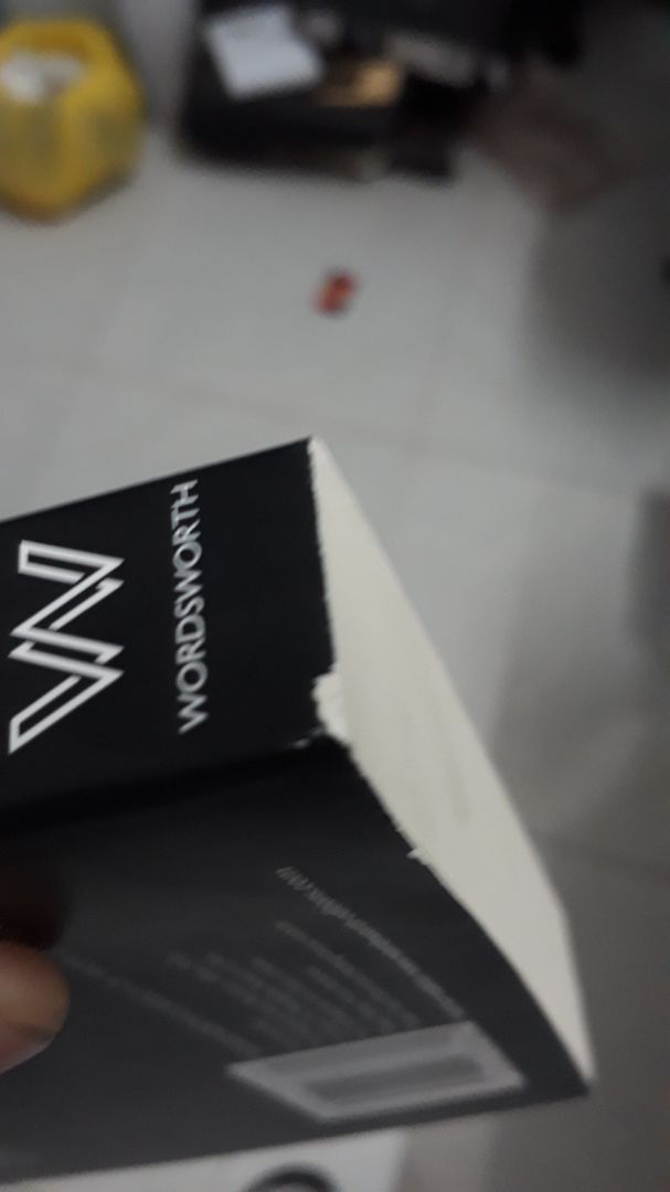 Mình mua sách làm quà tặng, nhưng bìa sách có dấu bị rạch, gáy sách rách và vênh lồi lõm nhìn rất khó chịu, có vết bị bẩn. Hy vọng tiki cải thiện hơn