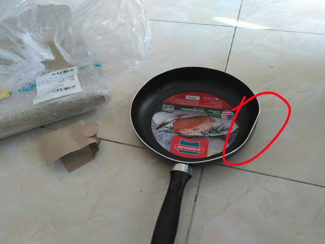 Chảo tốt á. Chiên ngon. Hợp với bếp hồng ngoại Sunhouse, nhưng mà bị móp chút Tiki à. Hông biết do giao hay do móp từ đầu. Đổi chắc cũng lâu, nên xài luôn. Mỗi lần đổ thức ăn ra thì dùng tay phải đổ qua trái. May mà mình thuận tay trái.