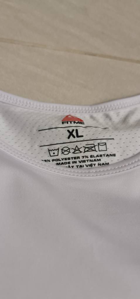 Chat lieu tot, vai mat thoai mai. Da dat lan 1 ok nen dat lan 2. Shop nên di chuyển logo bên phải ra giữa. Để hoạt động tay không bị cấn. Còn lại ok. Like