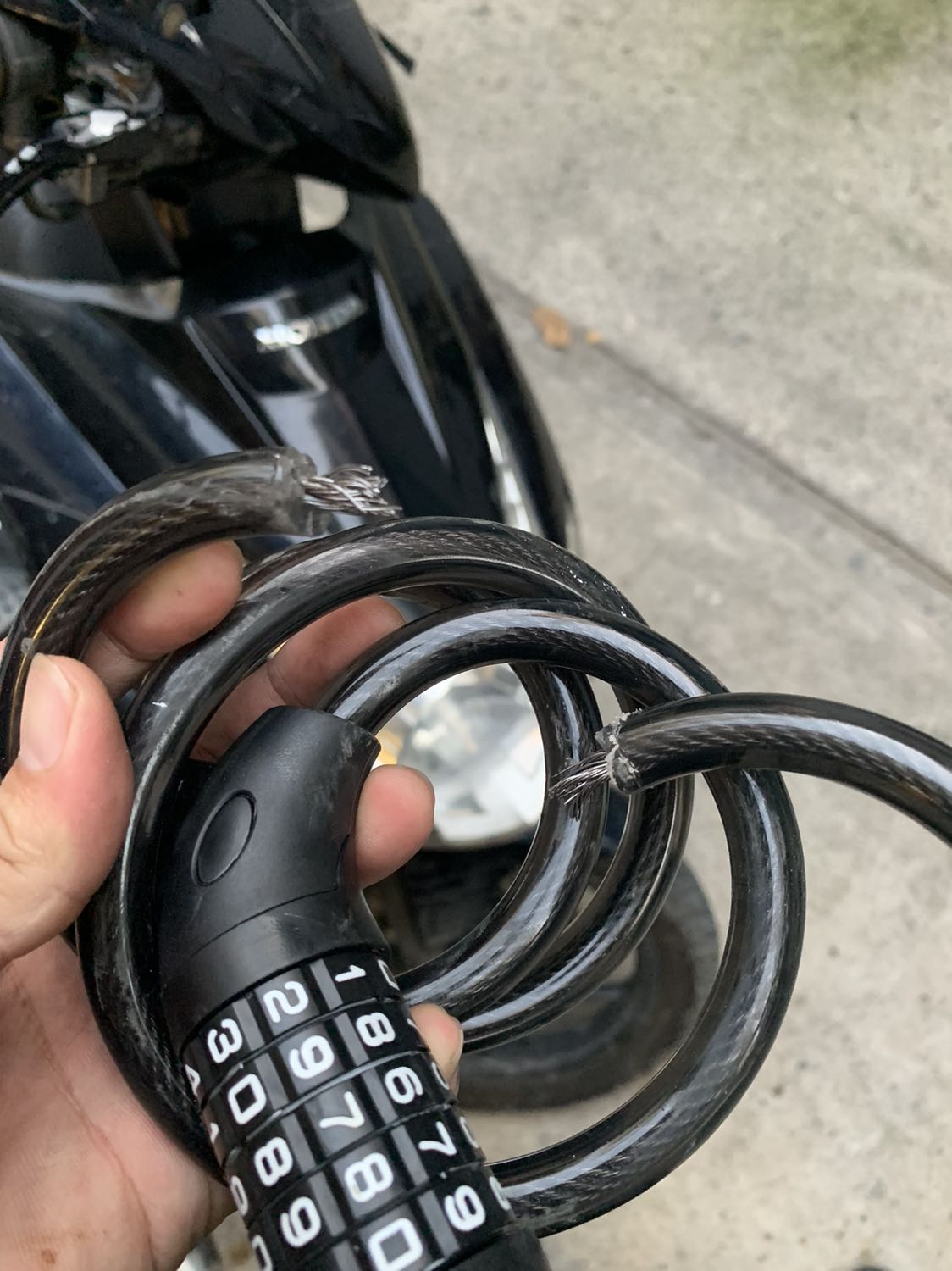 Mua 4 cái về phải cắt 1. Phần nút vặn gia công hơi lỏng lẻo nên khoá dễ bị rơ, dù vặn đúng số cũng ko mở đc. Mọi người nên thử nhiều lần trước khi đem ra khoá xe. Cũng may mình khoá ở nhà nên có đồ cắt Mua 4 cái về phải cắt 1. Phần nút vặn gia công hơi lỏng lẻo nên khoá dễ bị rơ, dù vặn đúng số cũng ko mở đc. Mọi người nên thử nhiều lần trước khi đem ra khoá xe. Cũng may mình khoá ở nhà nên có đồ cắt