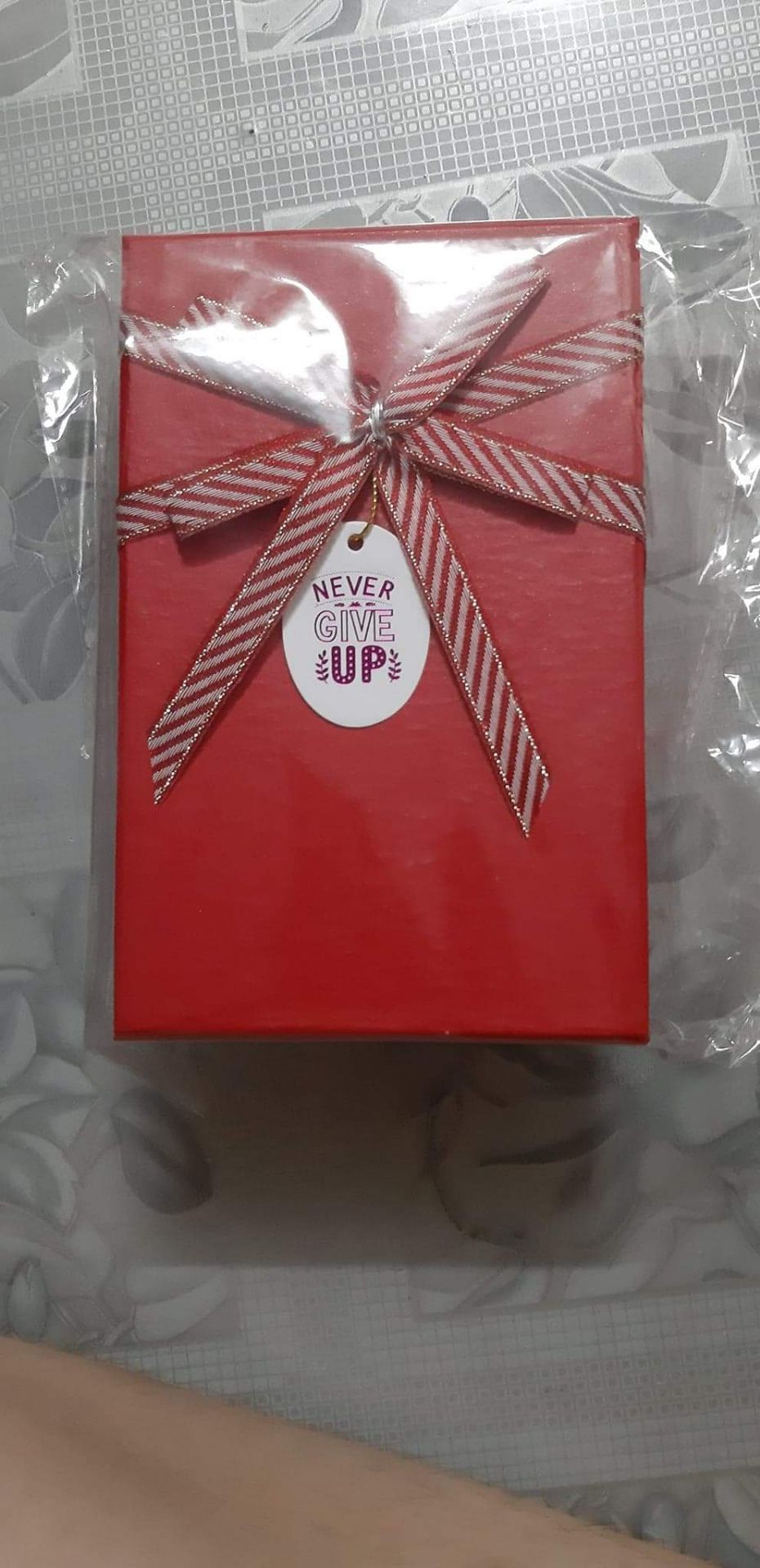 hộp rất đẹp ạ, kích thước đúng như mô tả, giao màu ngẫu nhiên ,nhưng may là đúng với màu mình cần ạ, đặt tiki now mà đợi đến chiều mới nhận hàng hơi lâu tí ạ, còn về sản phẩn thì đẹp lắm luôn ạ hộp rất đẹp ạ, kích thước đúng như mô tả, giao màu ngẫu nhiên ,nhưng may là đúng với màu mình cần ạ, đặt tiki now mà đợi đến chiều mới nhận hàng hơi lâu tí ạ, còn về sản phẩn thì đẹp lắm luôn ạ