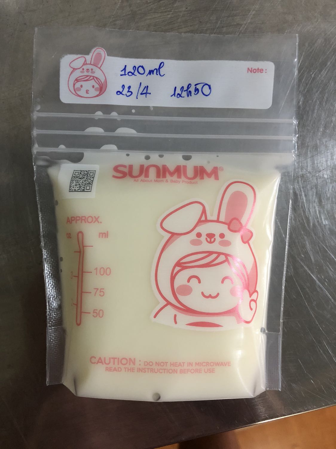 Ưu điểm:
+ Túi có giá thành rất rẻ
+ Dung tích vừa đủ cho 1 cữ bú của bé nhà mình
+ Bao bì dễ thương, túi mềm
Nhược điểm: 
+ Túi rất rất rất hôi mùi nhựa
Nếu mom nào muốn kỹ cho con thì nên dùng túi Unimom, túi nhỉnh tiền hơn một chút nhưng không hôi nhựa