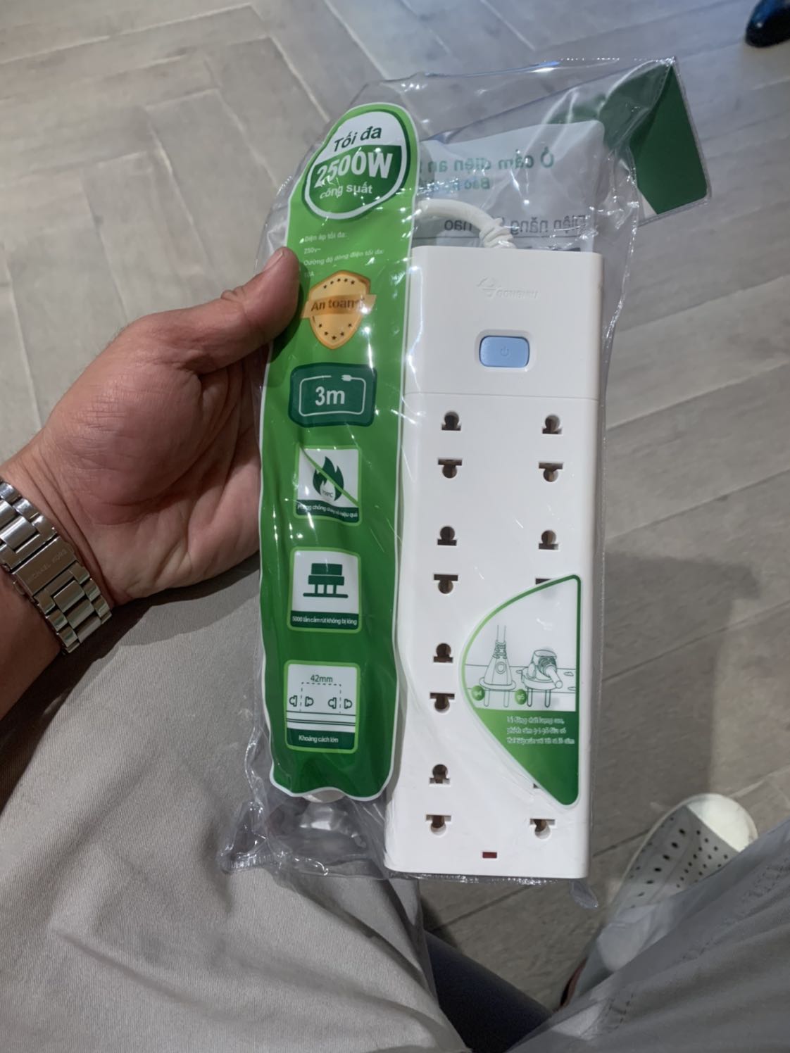 Đóng gói kỹ càng . Mẫu mã đẹp , chất liệu nhựa chống cháy nhẹ . Chất lượng tốt