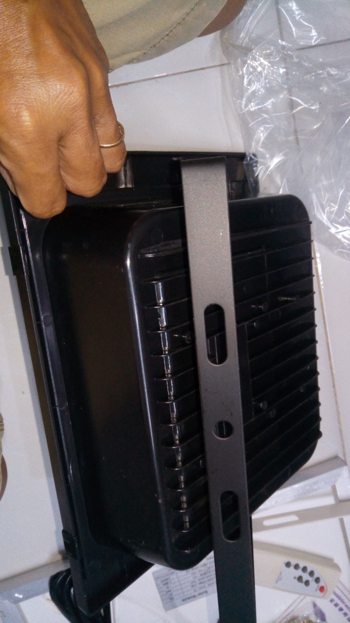 Sản phẩm đèn vỏ bằng nhựa nhưng làm tương tự như sắt, lên ảnh giống như để tòa nhiệt nhưng không phải, chỉ là giả hình sắt. Đèn tỏa nhiệt cao nhưng lại làm khung đèn và vỏ  bằng nhựa.  Khung nhôm bảng Solar quảng cáo: 15W/6V + 420 x 370 x 18mm (hứng ánh sáng mặt trời) giao hàng bảng nhỏ xíu 10W + 350 x 235 x 17.17mm không như quảng cáo. Remote cũ kỹ, siêu trầy như hàng đã xài rồi hoặc đã đổi trả nhiều lần. Tôi cũng đặt 1 số đèn mặt trời tương tự đổi trả nhiều lần do cố tìm loại chất lượng, nhưng lần này mới thấy làm bằng nhựa và đổi trả do sai quảng cáo và cũ kỹ.