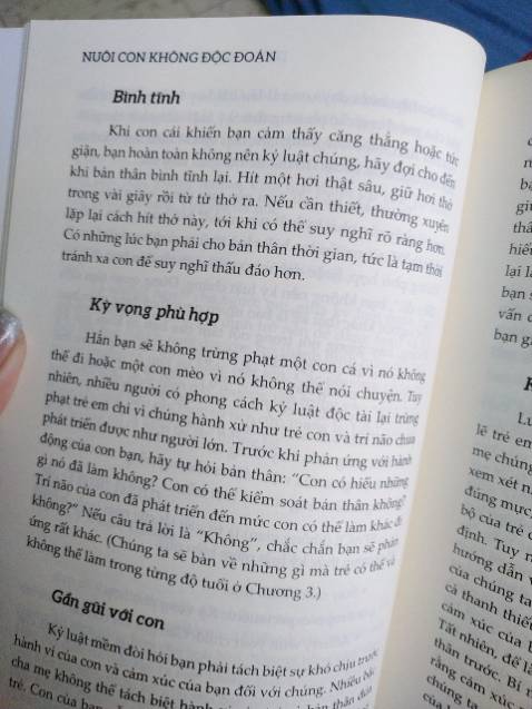 Sách rất đẹp và được bọc cẩn thận, có bookmark, giấy mịn. Mình chưa đọc và mong rằng sách sẽ giúp mình nuôi dạy con tốt hơn, phù hợp hơn! 

Cám ơn Tiki sách giao rất rất nhanh, mình đặt sáng 7h mà tầm trưa đã được giao đến dù chọn gh tiết kiệm thôi! 
Chỉ thích mua sách trên tiki thôi🥰