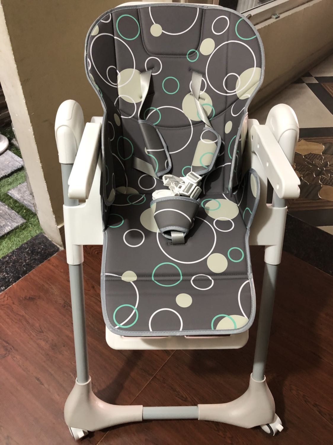 Thật ra mình có đi xem qua ghế mastela này ở các shop mẹ và bé, bibomart, shop trẻ thơ, v.v.v.v....  rồi nhưng nay đặt mua trên tiki. Hàng giao y hình, ghế rất chắc chắn, cứng cáp, có bánh xe cao su nên di chuyển rất nhẹ nhàng, nâng lên hạ xuống phù hợp vs các loại chiều cao của bàn ăn gia đình, giao hàng đúng mẫu, màu đẹp , mình mua đợt giảm giá còn 1tr365 của shop Gấu và bí ngô. Hàng đóng gói vận chuyển xa mà ko bị hỏng hóc, nứt bể vỡ, ko trục trặc gì cả . Không biết sau 1 thời gian sử dụng thì ghế sẽ thế nào?? Chỉ có điều mình thắc mắc là sp có bảo hành nhưng mua hàng trên tiki thì chế độ chính sách bảo hành ra sao????