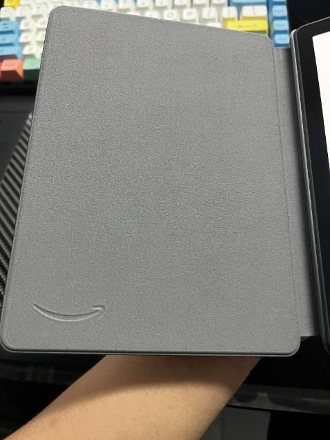 Thiết bị nhỏ gọn nằm vừa trong lòng bàn tay, đọc sách rất thích. Khi mua hàng ở đây còn có kèm thêm bao da chính hãng của Amazon.