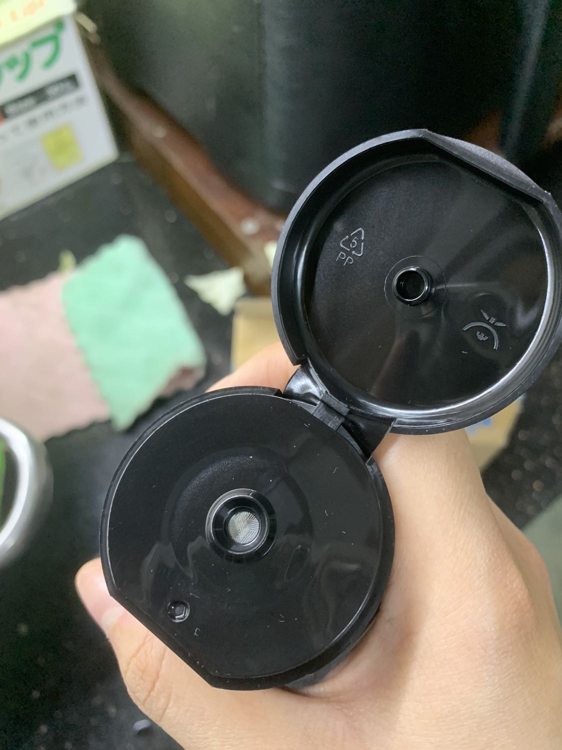 mình mới nhận hàng hôm nay, vừa bật nắp lên thì bị lỗi như ảnh, đóng nắp k chặt khít đc. mình chưa bóc giấy bạc seal ở trong. mong shop đổi giúp