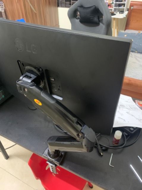 Quá ngon trong tầm giá, ship siêu nhanh 2 tiếng có luôn, giá treo chắc chắn, nếu kèm thêm dây usb để nối vào chân đế luôn thì tuyệt. Giờ mua thêm lắp lại hơi mất tg :))