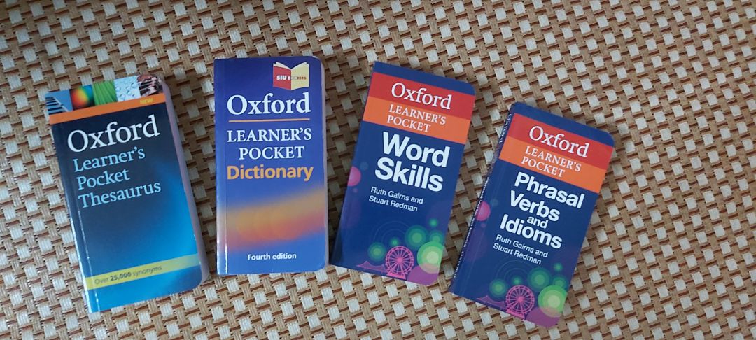 - Tiki giao nhanh, đóng gói kĩ, cho đến giờ mình vẫn chưa gặp phải trường hợp đáng tiếc nào nên vẫn tin tưởng mua sách của Tiki.
- Giá cả tất nhiên mềm hơn ra nhà sách mua nè.
- Hình thức: màu tươi, bìa mới, chữ rõ nét. Độ dày tương đương các Oxford Pocket khác.
- Nội dung hữu ích theo chủ đề, có hình ảnh chú thích giải nghĩa rất dễ hiểu. 
- Ý kiện riêng: So với Oxford Phrasal Verbs, Idioms thì nó dày hơn đáng kể; cách trình bày, dẫn dắt tương tự; còn khác biệt về nội dung thể hiện rõ ràng qua tên 2 quyển.
