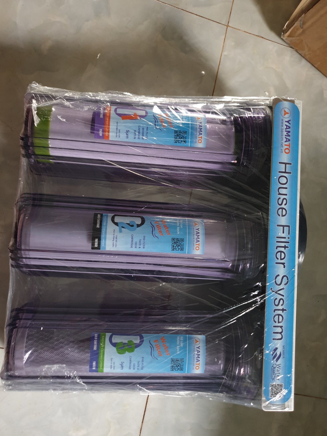 Đóng gói rất cẩn thận, quá tốt, không chê vào đâu được. Ron cao su đầy đủ. Còn có chuẩn bị thêm 2 ron cho đầu vào và đầu ra nữa chứ. Lắp vào không hề bị xì xọt hay rỉ nước gì cả. Còn về chất lượng thì xài một thời gian mới biết được nhưng bước đầu xài tầm 20 phút mà thấy lọc một lớp bột đất là quá tốt rồi (xài nước giếng nên có đất).