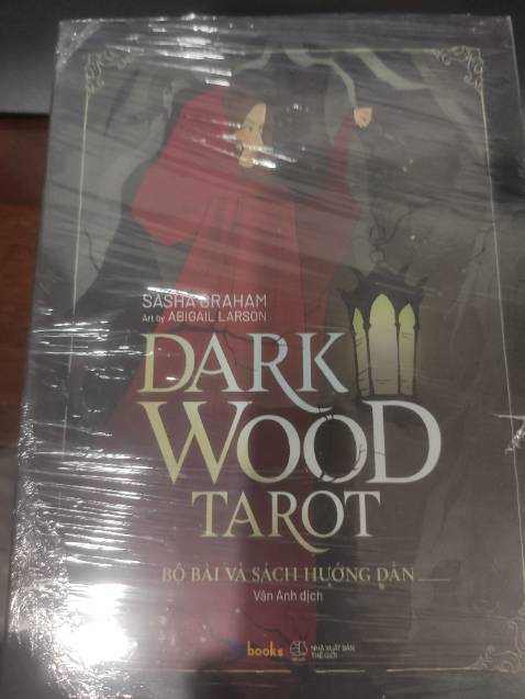 Đúng là sàn chuyên ship sách có khác, gói hàng level hủy diệt môi trường luôn. Đảm bảo tới tay không một vết xước.
Hộp cứng cáp, sách dịch dễ hiểu, bài trơn hơi mỏng tí, không có hộp đựng bài mà chỉ bao kiếng. Thiết nghĩ nên giá lên chút làm cái hộp đựng bài như bộ oracle kia thì hay hơn