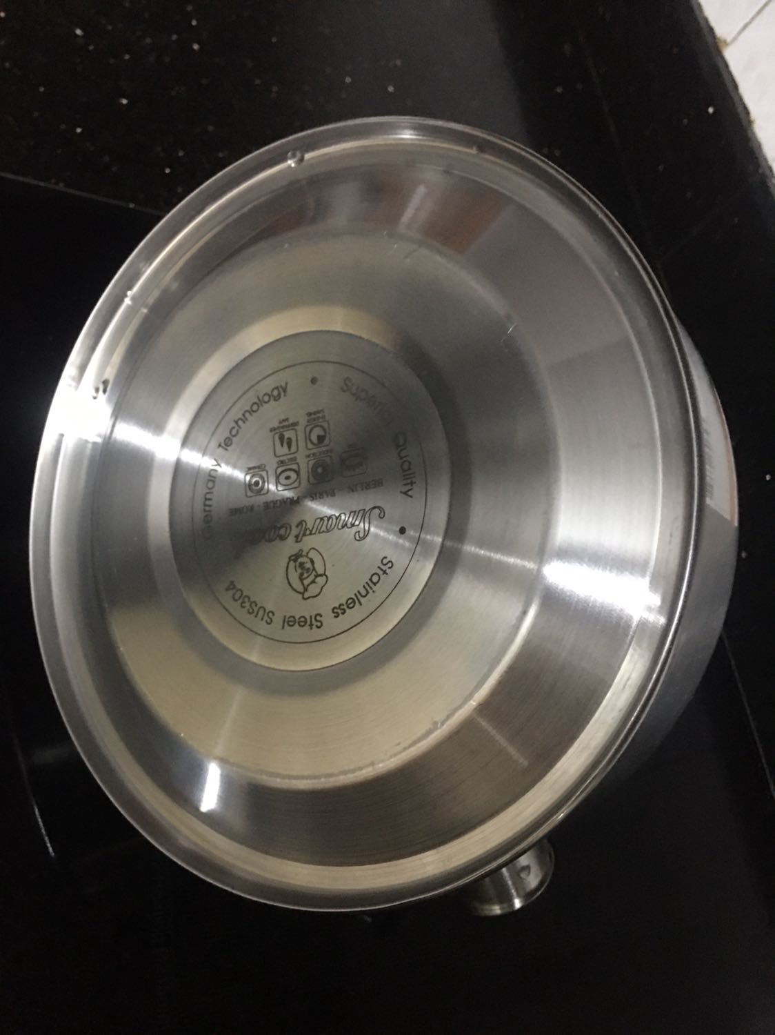 Ấm như hình trên ưeb. Đẹp chất lượng. Thể tích ghi 2.5lít. Nhưng thực tế chỉ có 2,05 lít. Hơi nhỏ so với nhu cầu, thật đáng tiếc. Chót mua rồi, đổi thì phiền phức mất thời gian,không đáng.