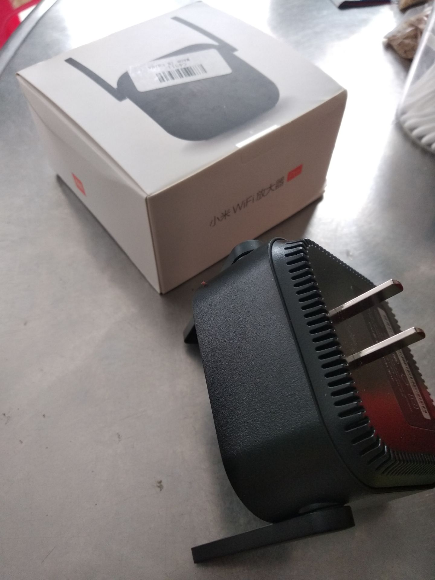 Rất không hài lòng với sp này. Rõ ràng ở trên ghi là phiên bản quốc tế mà lại giao hàng nội địa. Hộp thì móp méo dẹp lép. Ở trên còn miến seal nhưg *** hộp thì mở ra đóng lại thoải mái. Hàg điện tử mà nhìn lôi thôi vậy ai dám sử dụng.