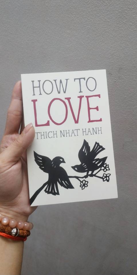 Sách hơi nhỏ so với hình dung, giá bìa đã $9.95 US rồi nên mua đc giá sale hơn 160k thấy rất happy. Chưa đọc sâu nhưng lướt qua thấy tiếng Anh phổ thông dễ hiểu