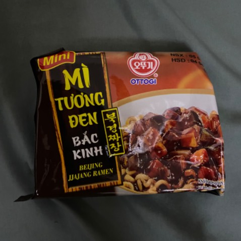 Mì ngon, sợi tròn khác với hộp to là sợi dẹt, sốt tương đen dạng bột, nên nấu trên bếp sẽ ngon hơn dùng nước sôi Mì ngon, sợi tròn khác với hộp to là sợi dẹt, sốt tương đen dạng bột, nên nấu trên bếp sẽ ngon hơn dùng nước sôi