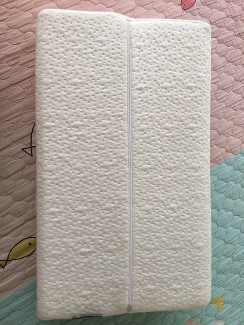 Có cái túi đựng mà mình bỏ mất rồi. Của Tiki trading nên giao hàng nhanh như chớp. Mình mới ngủ gối này được 2 ngày thôi, với lại cũng mới thay nệm nên k chắc tác dụng lâu dài có tốt k nha. Nhưng 2 ngày vừa rồi ngay lúc ngủ dậy mình thấy đỡ mỏi vai cổ hơn trước đó. Săn được bữa sale nên giá okie nè.