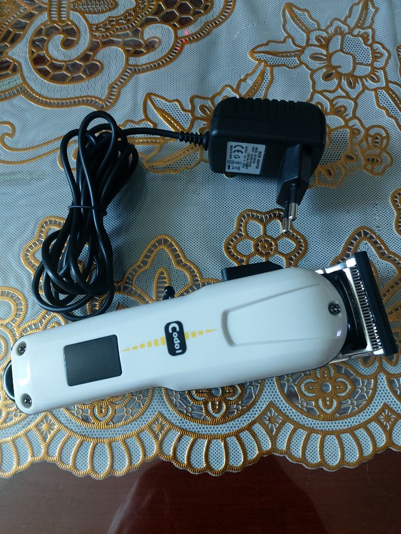 Giao hàng hơi chậm. Đóng gói cẩn thận. Hộp sản phẩm bên trong đẹp, máy kêu êm ái , bén, rất chuyên nghiệp. Máy kèm theo 4 răng lượt cỡ tóc cần chọn, 1 lọ dầu máy. Tiếc là hdsd toàn tiếng ngoại bang. Mò mẫm mà sài thôi.Nói chung rất hài lòng về sp này. 10*.