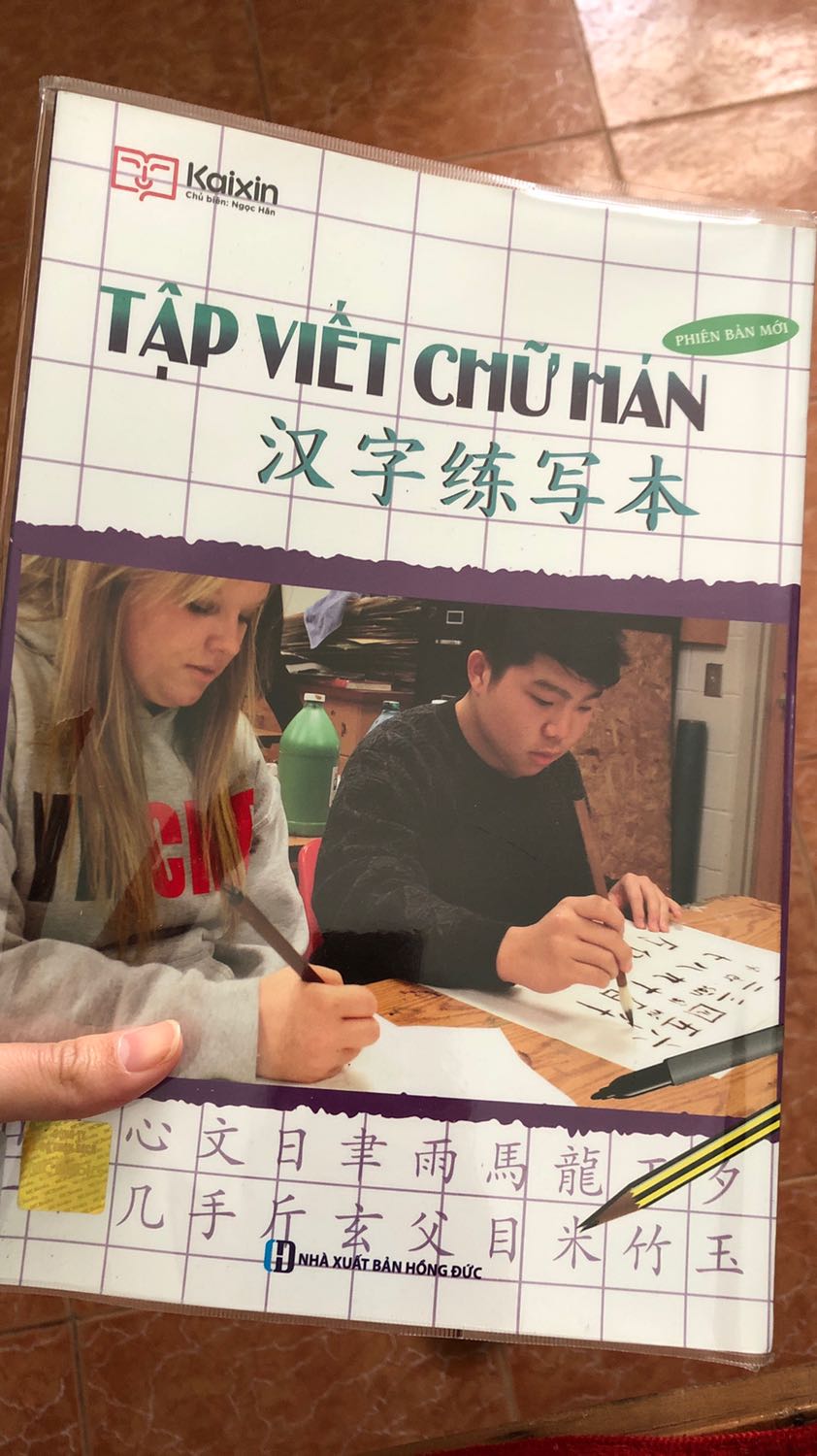 Sách thì đẹp. Nhưng càng ngày Tiki bao bìa sách thực sự tệ. Mình cũng bỏ tiền ra mua bookcare cơ mà? Sao lại có thể làm việc ko một chút coi lại xem bìa bao như nào luôn.