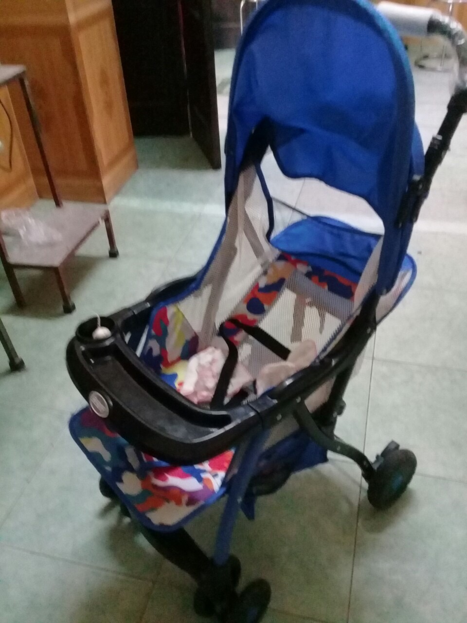 Về màu săc, mẫu mã thì cơ bản là ok. Tuy nhiên lòng xe hơi nhỏ so với trẻ con từ 6 tháng tuổi.