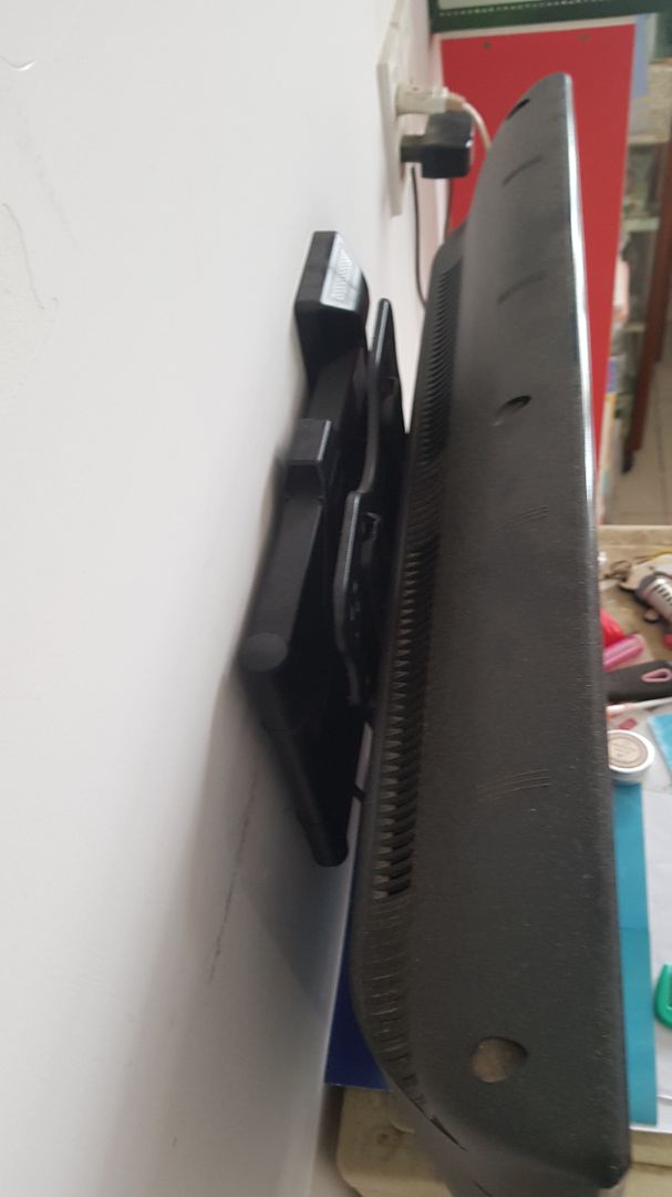 Giá treo chắc chắn, bộ vít kèm theo hơi khó lắp vô tường.