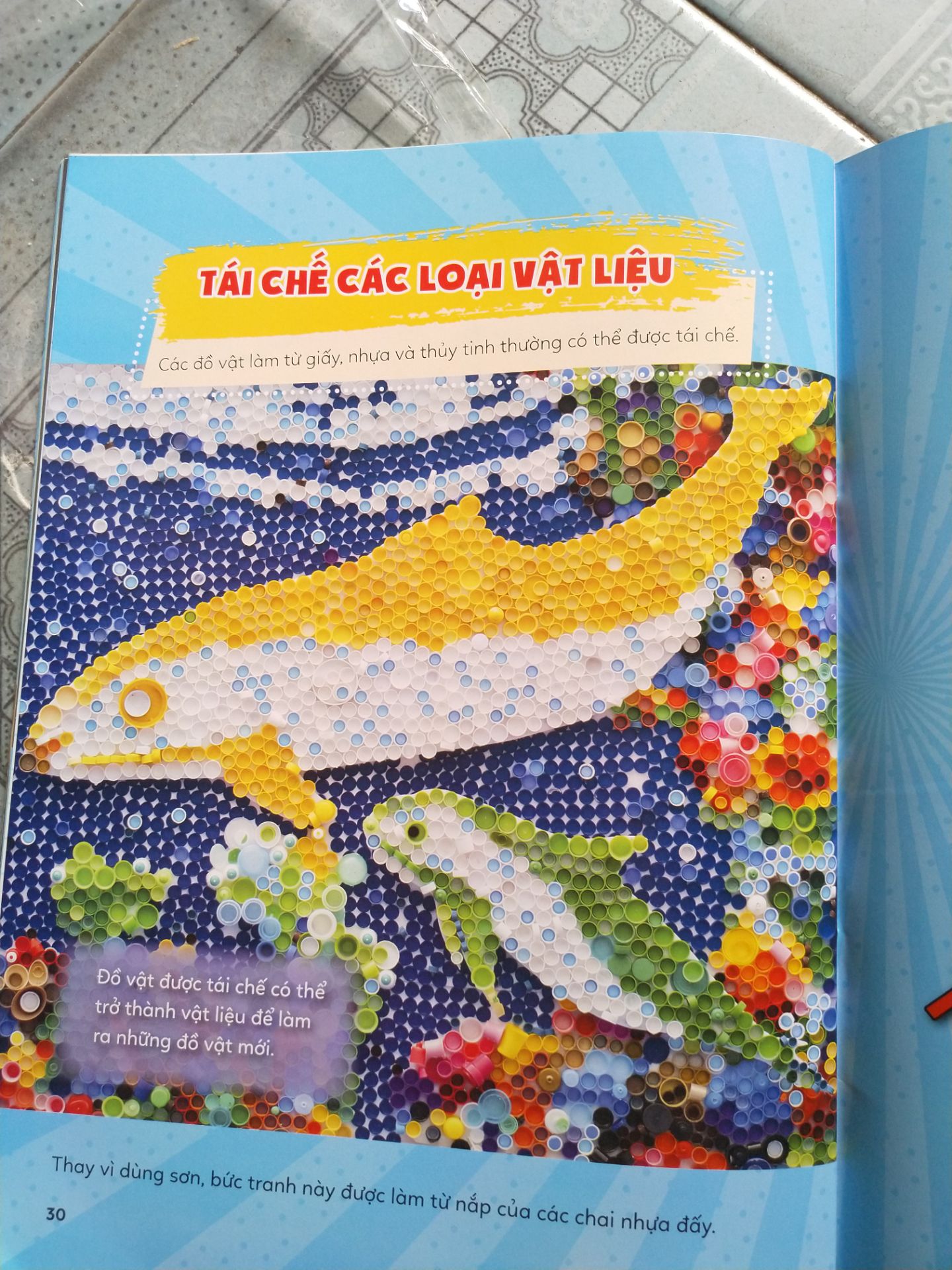 Sách rất đẹp, in màu, giấy cứng, giúp bé hiểu biết về chất liệu các vật liệu quanh bé. Rất nên mua cho bé!