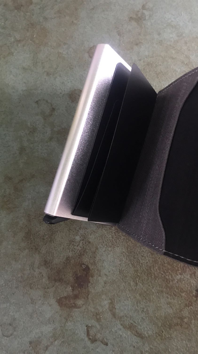 Ví thẻ thiết kế đẹp quá. Mới nhận được hàng đẹp quá nên post luôn đánh giá tiện thể săn xu. Phần da đường may chắc chắn trông hài hoà và đẹp. Phần hộp nhôm đựng thẻ sáng và đẹp. Vỏ hộp rất dày không lo móp méo, để thẻ vào khỏi lo hư hỏng gẫy gập luôn. Ở phần vỏ da cũng nhét thêm được tiền và giấy tờ nữa. Sản phẩm rất tiện dụng.