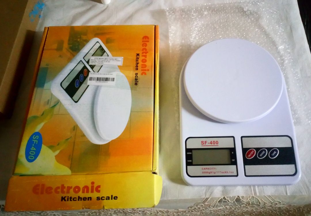 Cân chính xác! Mới, tốt. Có tặng 2 pin AA. Lắp pin cẩn thận, vì cân mới hơi khó vào khớp. Cân Xài rất tốt xứng với tầm giá 55k + 14k phí ship ở SG. Hy vọng xài bền. TikiNow giao hàng rất nhanh. Cân chính xác! Mới, tốt. Có tặng 2 pin AA. Lắp pin cẩn thận, vì cân mới hơi khó vào khớp. Cân Xài rất tốt xứng với tầm giá 55k + 14k phí ship ở SG. Hy vọng xài bền. TikiNow giao hàng rất nhanh.