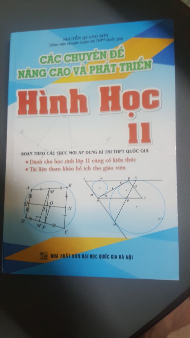 Sách nội dung tốt nhưng hộp bị móp có lẽ do mấy hôm mưa.  Cũng may là sách chỉ bị quăn mép một chút