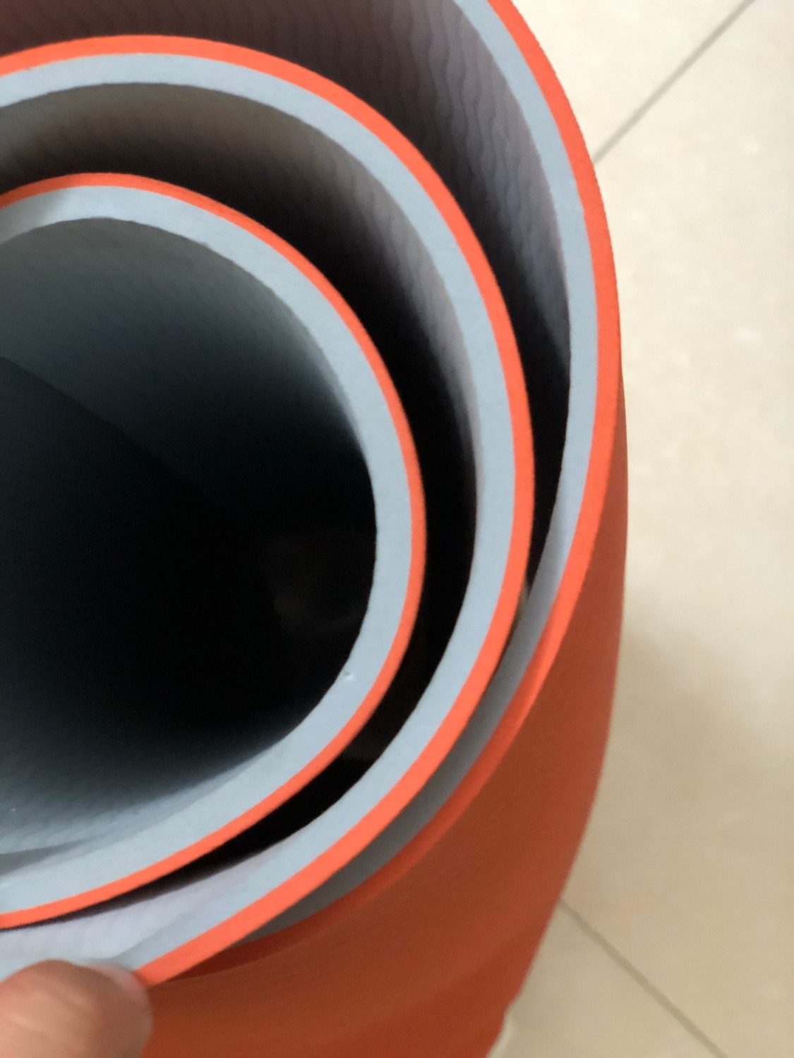 -  Đã mua và sử dụng sản phẩm của shop , Shop hay khuyến mại sâu , mua rẻ mà đẹp hơn mong đợi  , đặt thảm được tặng túi đựng và dây nữa . có thẻ chính hãng luôn với lời cảm ơn của shop nữa  không còn gì để chê
- Nhìn ưng lắm nhà có vân thảm sâu bám mặt sàn không bị trơn trượt . Mặt thảm in logo của shop lên rất an tâm . màu rất rất  tươi sáng phải nói thật là vậy mang đến phòng tập mà mấy bà bạn hỏi mua hộ nha . Mà tập rất êm nhé không bị cả đau nhức khi tập 
-Mình đã đặt thêm loại dày 8mm vì mình hơi bị thưa cân tập trên thảm lún hơi sâu xíu :)) -Shop chuẩn bị hàng kĩ cho rồi ship sớm cho mình nhé lần trước lâu quá .hứa sẽ ủng hộ dài dài ....!!